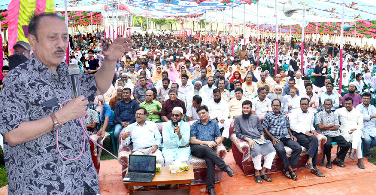 ‘সবার সামনে তাদের গুলি করে মারা উচিত’