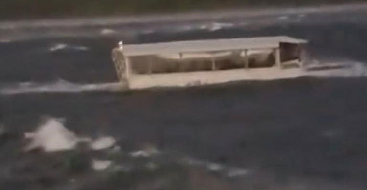 US tourist boat capsizes in storm, killing 17