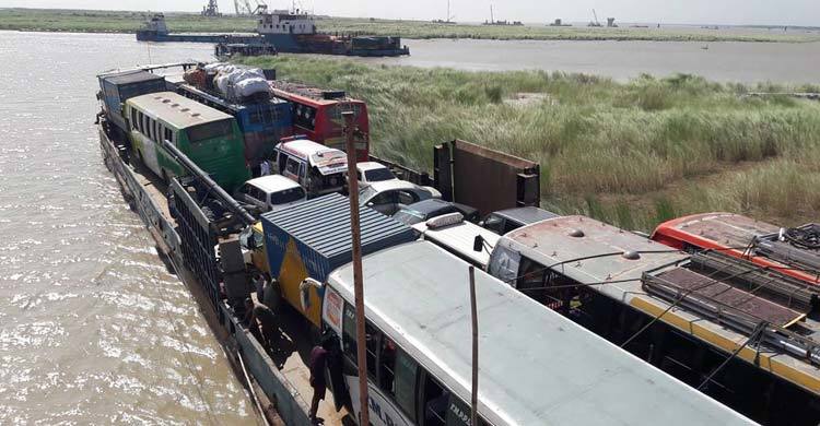 শিমুলিয়া-কাঁঠালবাড়ি নৌরুটে ২২টি যানবাহন নিয়ে ডাম্ব ফেরি আটকা