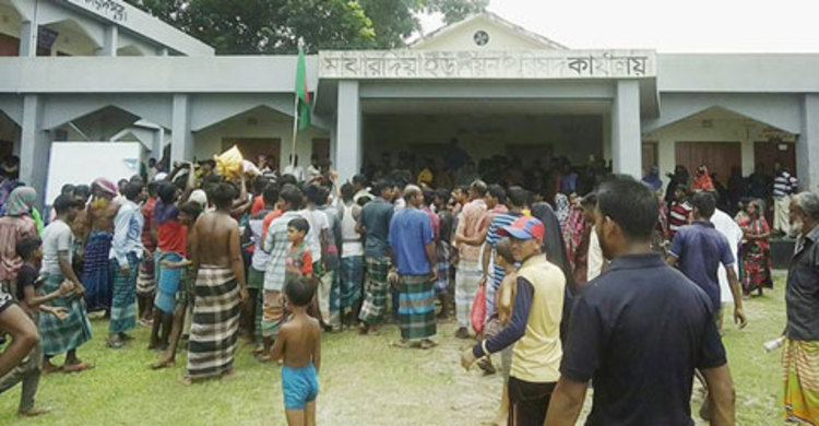 ভিজিএফের চাল বিতরণে অনিয়ম, ইউনিয়ন পরিষদ ঘেরাও