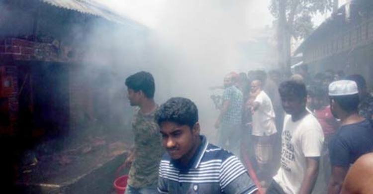 ফরিদপুরে আগুনে বিস্কুটের গুদাম ভস্মীভূত