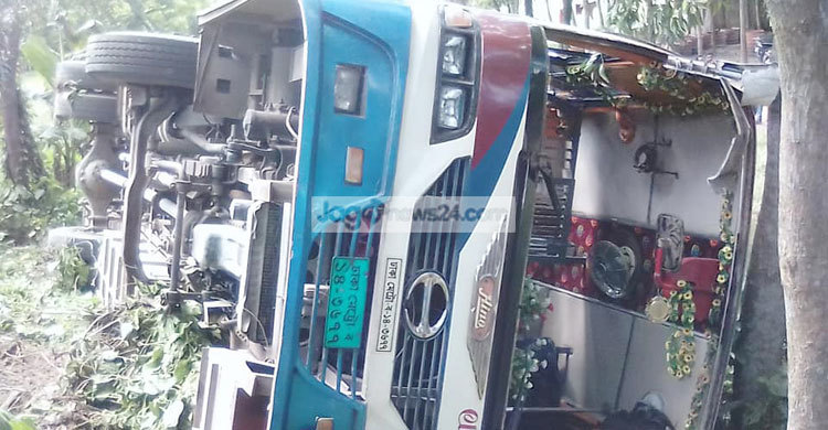 যাত্রীবাহী বাস উল্টে আহত ১৫