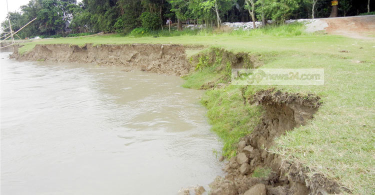 পদ্মার ভাঙনে হুমকির মুখে সড়ক