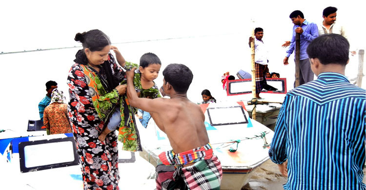 স্পিডবোটে অতিরিক্ত যাত্রী না তোলায় খুশি যাত্রীরা