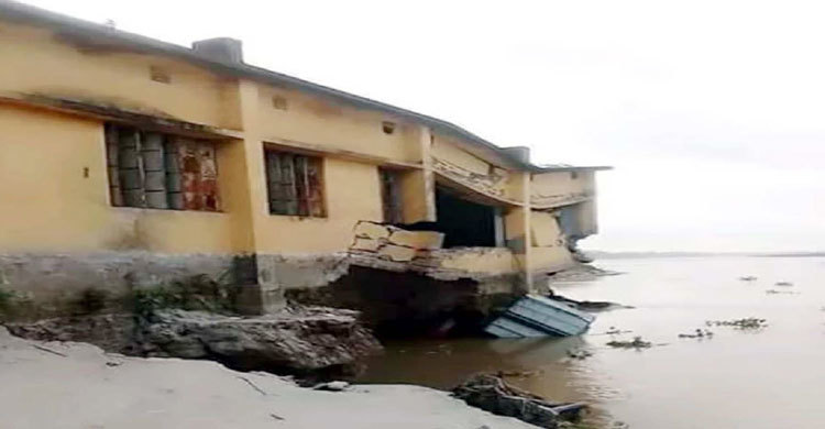 আড়িয়াল খাঁয়ে বিলীন মাদরাসা, হুমকিতে বিদ্যালয়