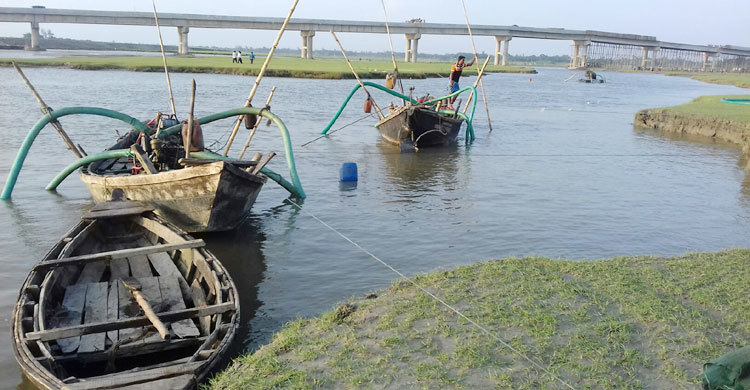 সোনাগাজীতে বালু উত্তোলনে ধসের মুখে ব্রিজ