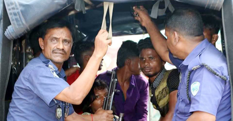 ৬ ছিনতাইকারীকে ধরে পুলিশে দিলেন এমপি নিজাম হাজারী