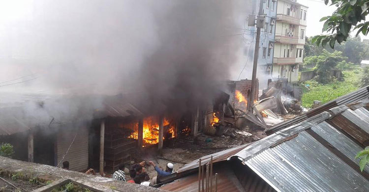 মৌলভীবাজারে আগুনে ৬ ব্যবসা প্রতিষ্ঠান ভস্মীভূত