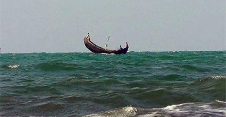 ১৭ মাঝি-মাল্লা নিয়ে ভারতে ভেসে গেল ট্রলার