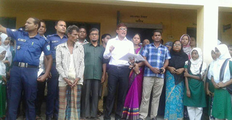 ছাত্রীদের অপেক্ষায় রাস্তায় বসে থাকতো গফুর মিয়া