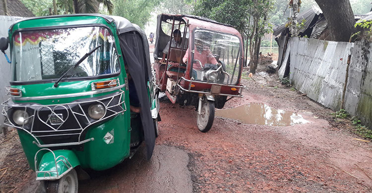 ভোগান্তিতে লক্ষাধিক মানুষ