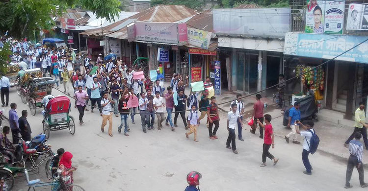 ৫ মিনিট বাস-ট্রাক বন্ধ রাখার দাবি শিক্ষার্থীদের