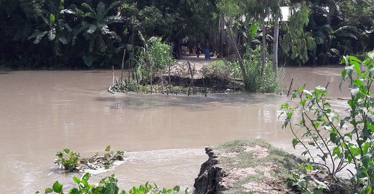 রাস্তা ভেঙে ভোগান্তিতে তিনটি গ্রামের মানুষ