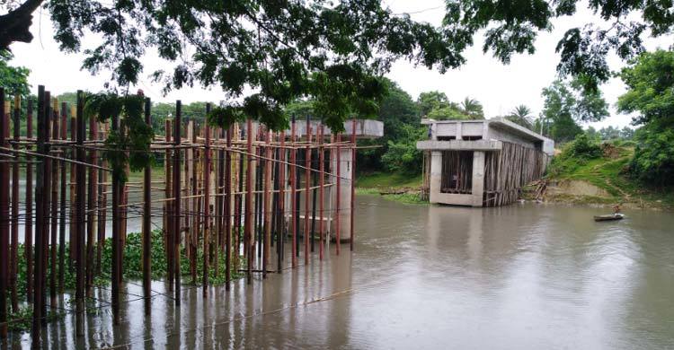 দেখার যেন কেউ নেই