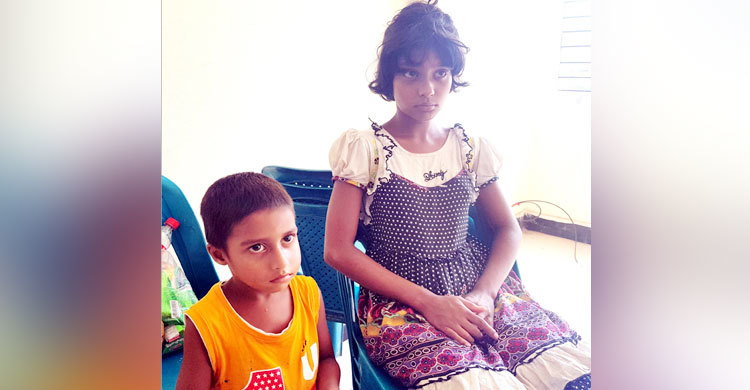 রাস্তায় দাঁড়িয়ে কাঁদছিল শিশু দুটি