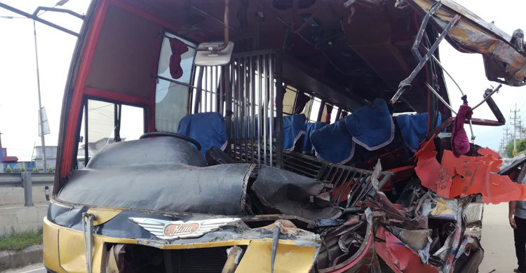 গাজীপুরে ট্রাকের সঙ্গে সংঘর্ষে বাসযাত্রী নিহত