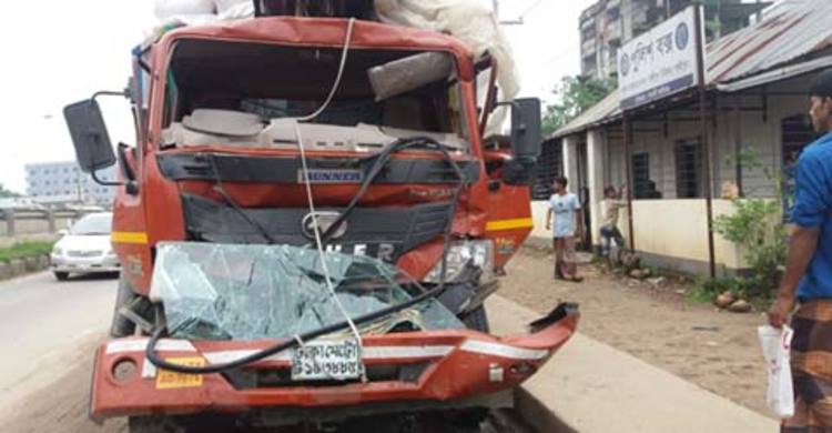 দাঁড়িয়ে থাকা ট্রাকে পিকআপের ধাক্কা, নিহত ১