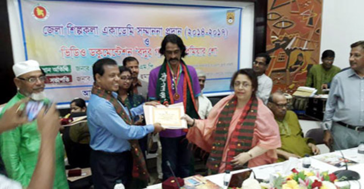 গাজীপুরে সম্মাননা পেলেন ২০ গুণীজন