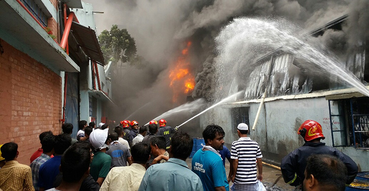 গাজীপুরে ফোম তৈরির কারখানায় আগুন