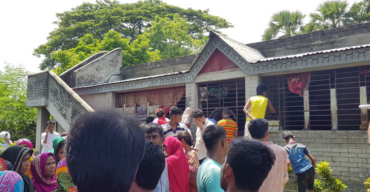 বারান্দায় স্বামীর, ঘরে স্ত্রী-কন্যার গলাকাটা লাশ