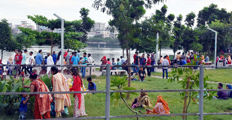 হাতিরঝিলে আইস্যা নয়ন জুড়াইছে