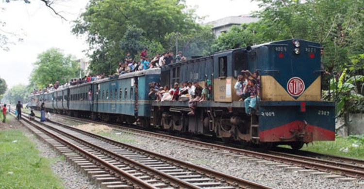 ছিনতাইয়ের পর চলন্ত ট্রেন থেকে ফেলে দিল ছিনতাইকারীরা