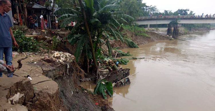 ধসে পড়ছে খোয়াই নদীর বাঁধও