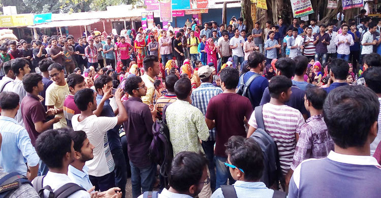 হাবিপ্রবি শিক্ষার্থীদের মহাসড়ক অবরোধ