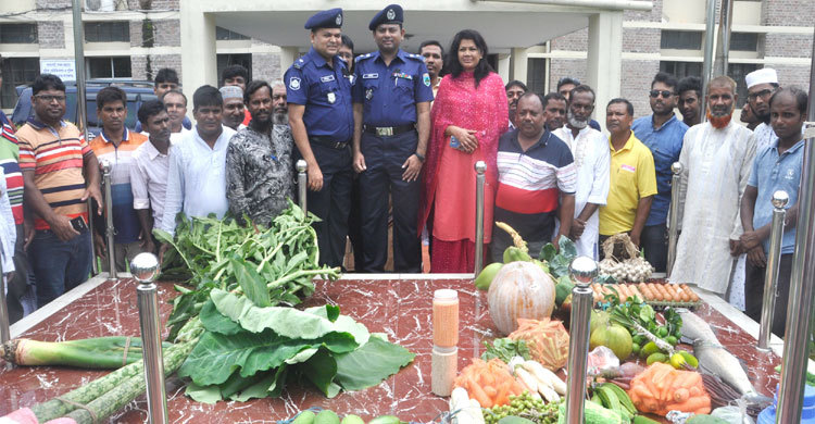 শাক-সবজি নিয়ে এসপির সঙ্গে সাক্ষাৎ করলেন কৃষকরা