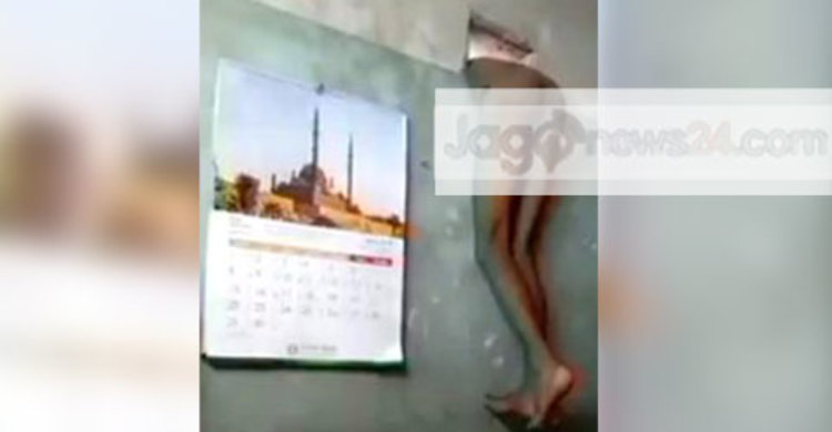 চোরের অর্ধেক দেহ ভেতরে অর্ধেক বাইরে