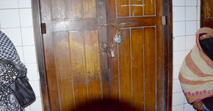 চিকিৎসককে না পেয়ে আল্ট্রাসনোগ্রাফি রুমে তালা দিলেন রোগীরা