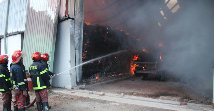 যশোরে আকিজ জুট মিলের গুদামে আগুন