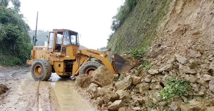 ঝুঁকিপূর্ণ সড়কে ঈদযাত্রা