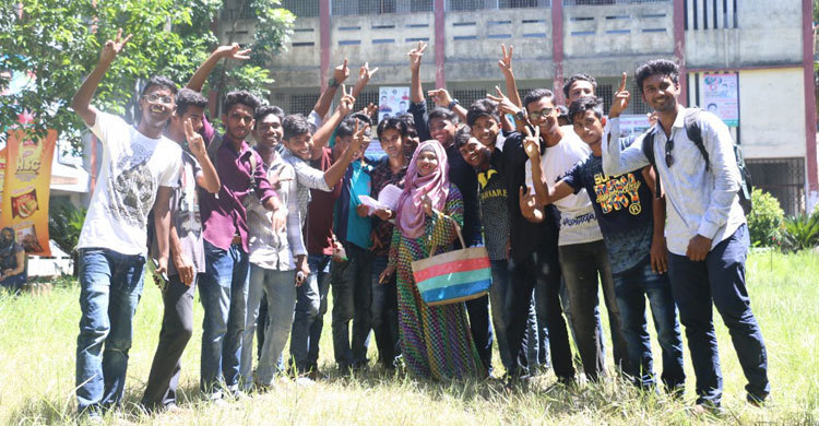 এইচএসসিতে যশোর বোর্ডে সেরা খুলনা