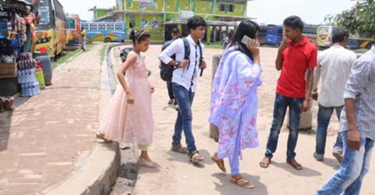 খুলনায় বাস ধর্মঘটে যাত্রীদের দুর্ভোগ