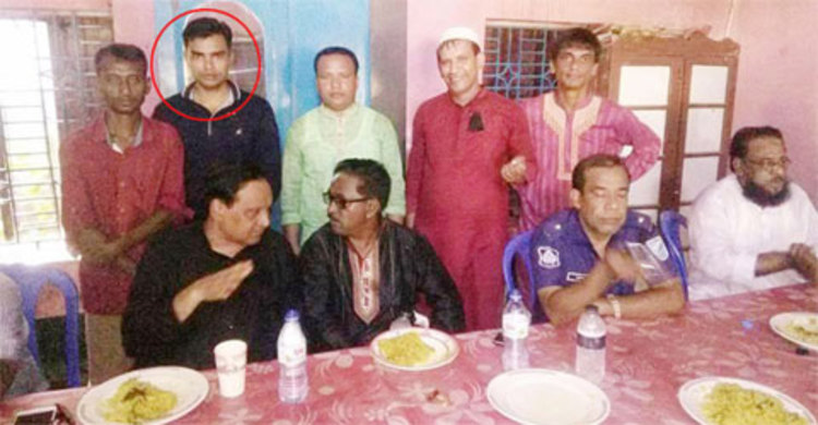 কাঙালি ভোজে এমপি-ওসির পাশে পুলিশের খাতার পলাতক আসামি