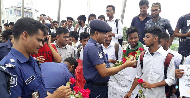 আন্দোলনরত শিক্ষার্থীদের ফুল দিলেন ওসি