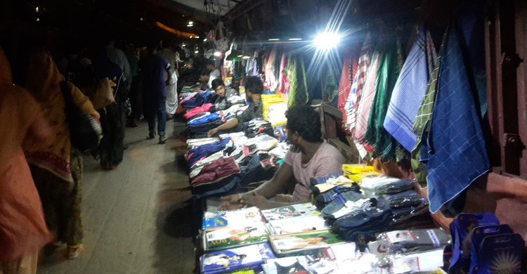 ফল মাছ সবজির দখলে কমলাপুর ওভারব্রিজ