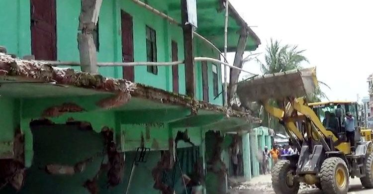 কুয়াকাটায় শতাধিক অবৈধ স্থাপনা উচ্ছেদ