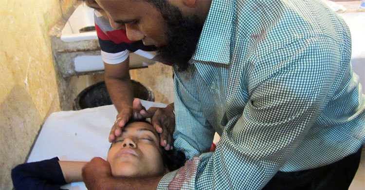 প্রেমের প্রস্তাব প্রত্যাখ্যান করায় স্কুলছাত্রীকে ছুরিকাঘাত