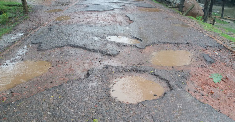 ১৩ কি.মি.সড়কে ৩৯ হাজার গর্ত!