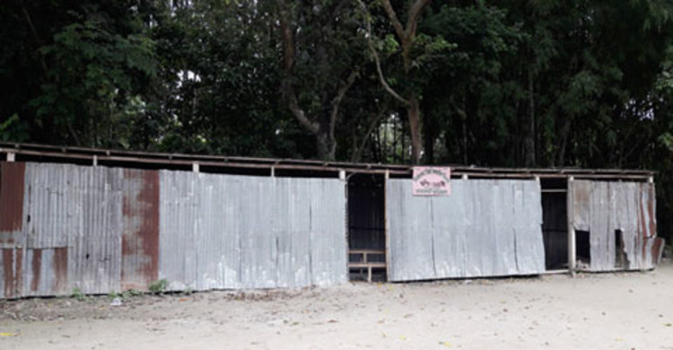 বার বার স্থানান্তরে কমছে বিদ্যালয়ের শিক্ষার্থী সংখ্যা