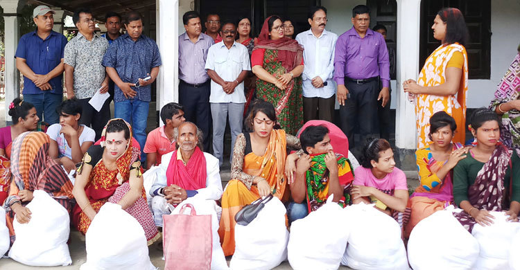 কুড়িগ্রামে হিজরা জনগোষ্ঠীর মাঝে ঈদ সামগ্রী বিতরণ