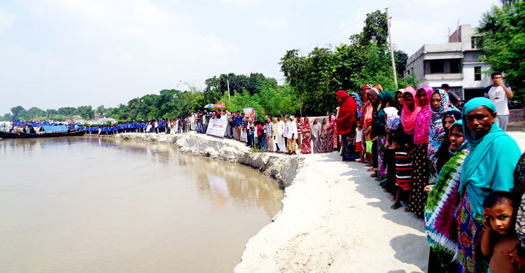 শেখ রাসেল সেতু রক্ষার দাবিতে গড়াই নদীর পাড়ে হাজারো মানুষ