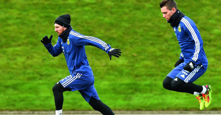 Messi the star attraction as Banega trains apart