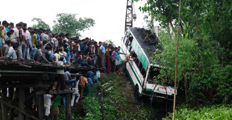 6 children killed after car plunges into pond in India