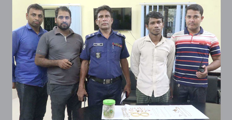 চোরের ঘরের মাটি খুঁড়ে মিলল ১০ ভরি স্বর্ণালংকার