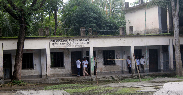 সহকারীর মারধরে প্রধান শিক্ষক হাসপাতালে