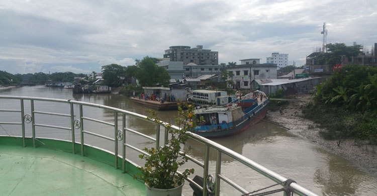 এবার লঞ্চের ধাক্কায় পা হারালেন গৃহবধূ