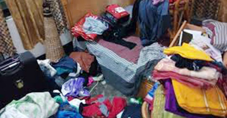 ব্যবসায়ীর ঘরে ঢুকে অস্ত্রের মুখে টাকা ও স্বর্ণালংকার লুট